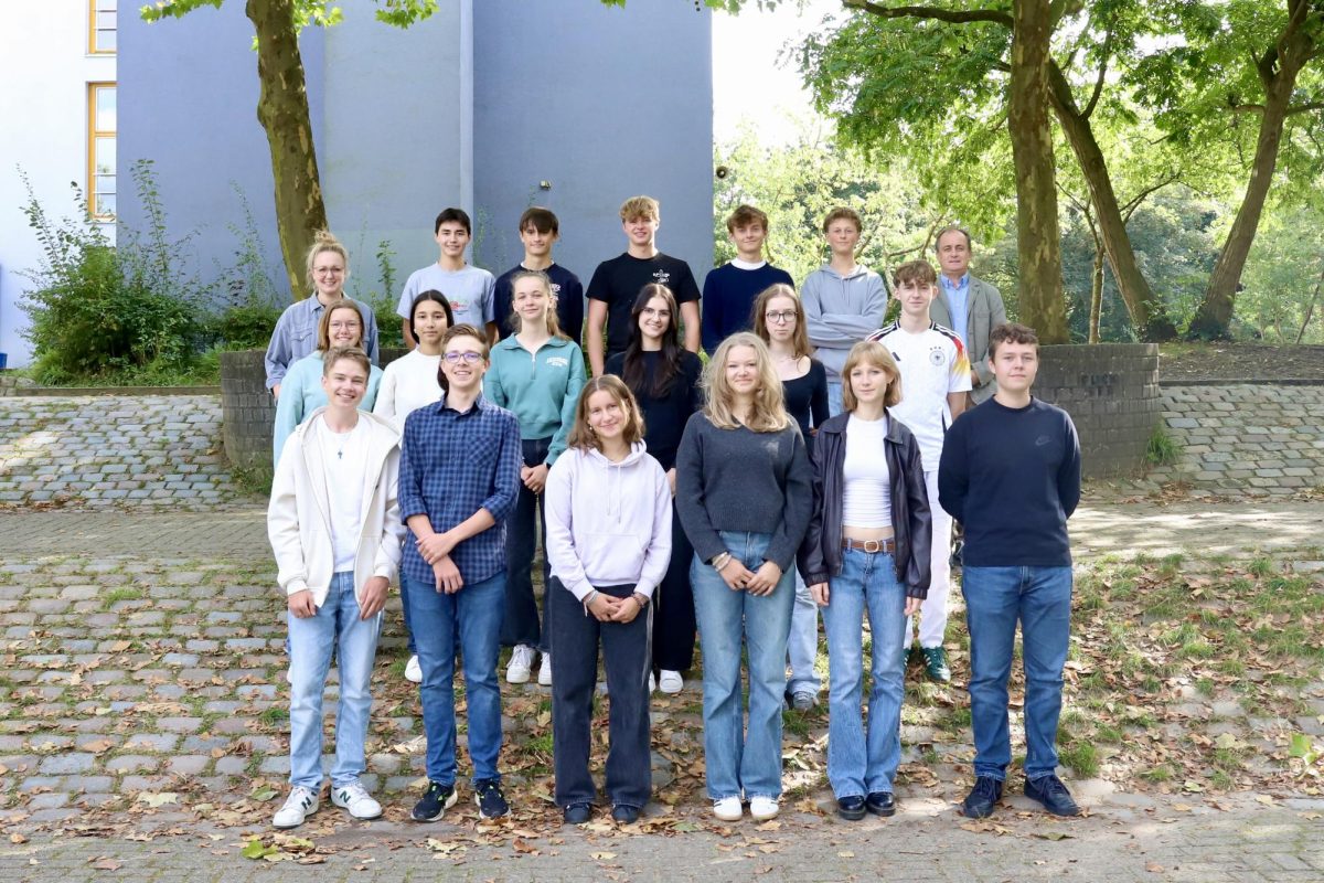 WILLKOMMEN. Seventeen students from the Heisenberg Gymnasium in Hamburg spent two weeks with host families in the Twin Cities from Sept. 30-Oct. 11. They will host SPA German students in June. (Submitted photo Rachel Ruddick)