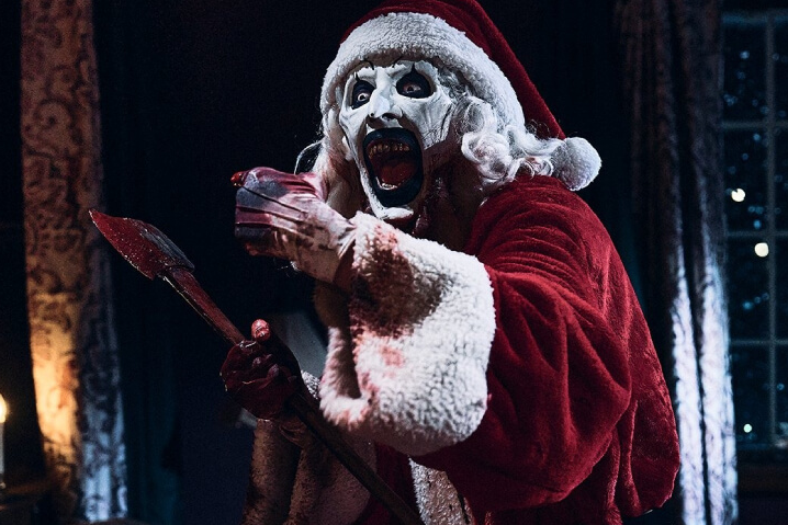 CHRISTMAS SCARES. Art the Clown embraces the Christmas theme of the third Terrifier film, donning a Santa suit and hat for most of the movie. (Screen capture from “TERRIFIER 3 Official Trailer (2024) Red band” by Movie Trailers Source on YouTube.)