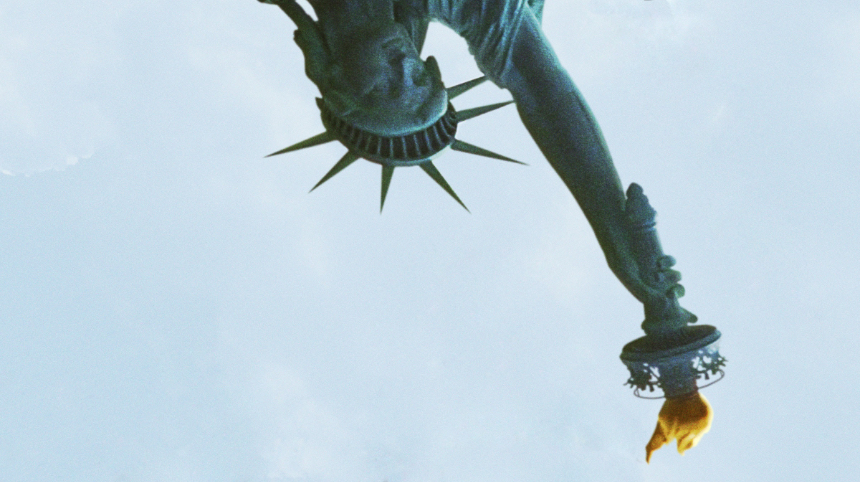 The opening shot of an upside-down Statue of Liberty is a metaphor for the film's anti-patriotic themes. (Fair Use: A24 Films)